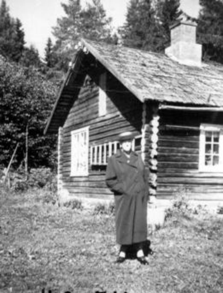 Anno Domkirkeodden, Borghild Hansen utenfor stua i Klungseth-Amerika. Plass under Klungseth, Stavsjø, Hedmark.