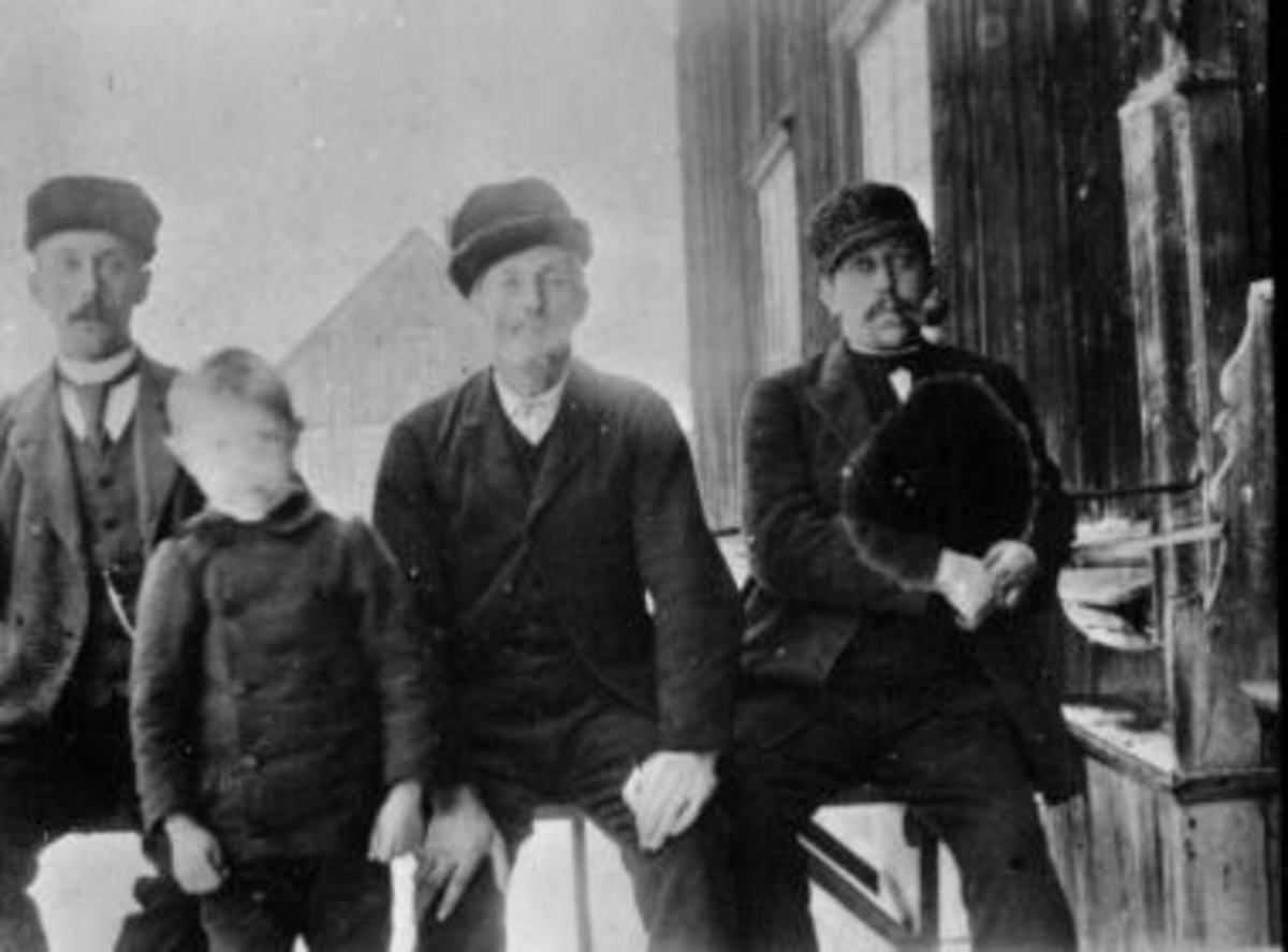 Anno Domkirkeodden, Tre menn og en gutt. Gunnar Sølvsberg, Halvor Sølvsberg, Morten Sølvsberg og sønnen Gudbrand.