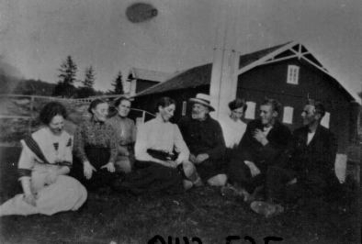 Anno Domkirkeodden, Gruppe voksne på Flaggstangbakken på Kokshus, Nes, Hedmark. Pauline Gaalaas, Karen Sølvsberg (1859-1926), Pauline Hoelstad (1877-1966), Martha Hoelstad (1873-1949), Gudbrand Hoelstad (1836-1925), Marie Hoelstad (1886-1968), Gunnar Hoelstad (1891-1988), Bernhard Hoelstad (1879-1967).