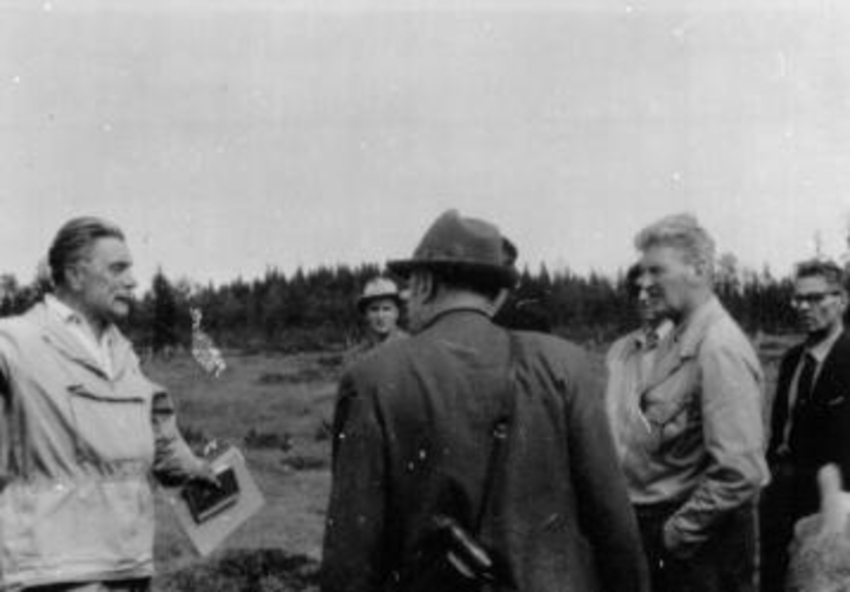 Anno Domkirkeodden, Seks menn med myrundersøkelser i Ringsaker Almenning. Til venstre er Boris Meshechok, til høyre er Per Thurmann-Moe.