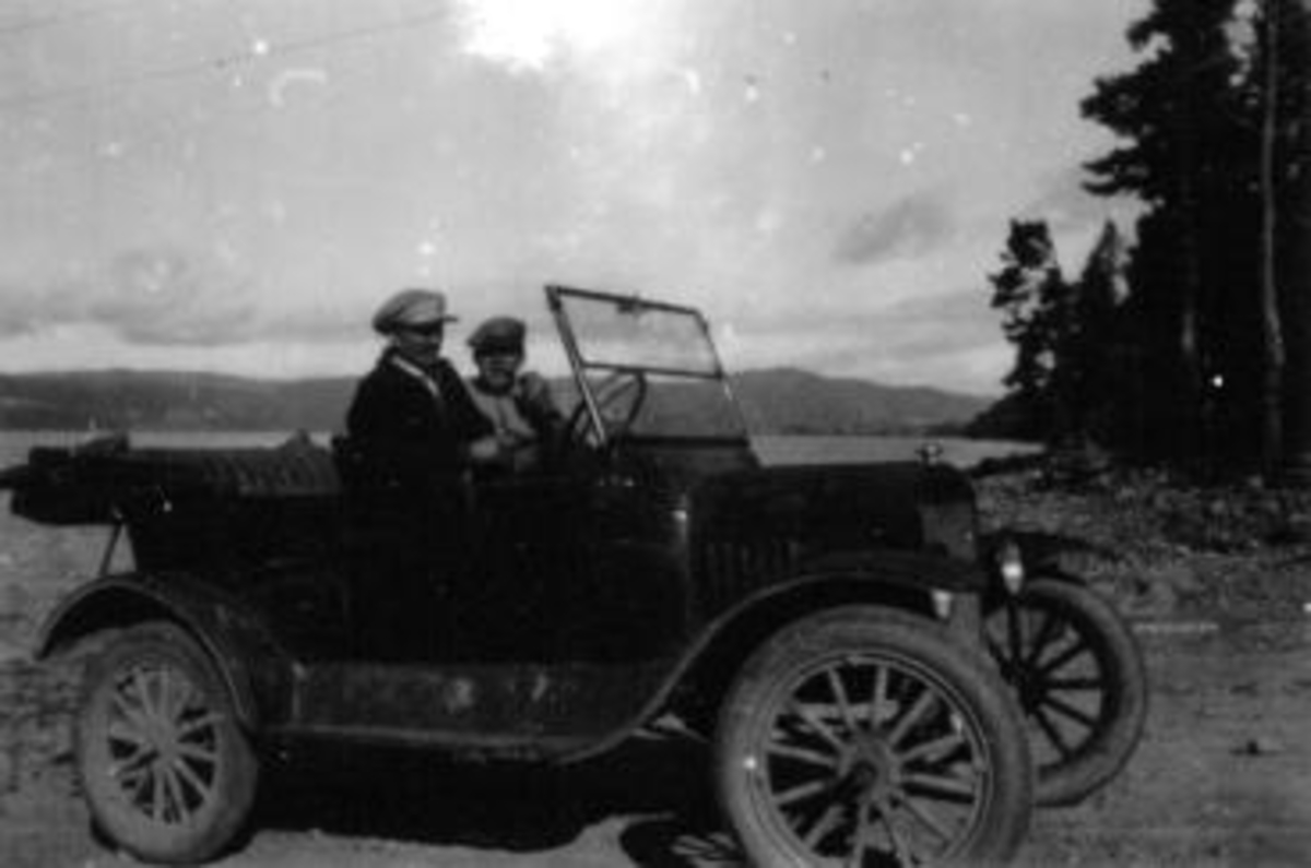 Anno Domkirkeodden, Gammelforden D-2210, en Ford T 1923-25 modell på Smedstubrygga. I bilen er Even Arnt Haugen og Arne Halvorsen. Anne Haugens bil, Arne Halvorsen arbeidet en del som ekstrakar på Mellem-Kise.
