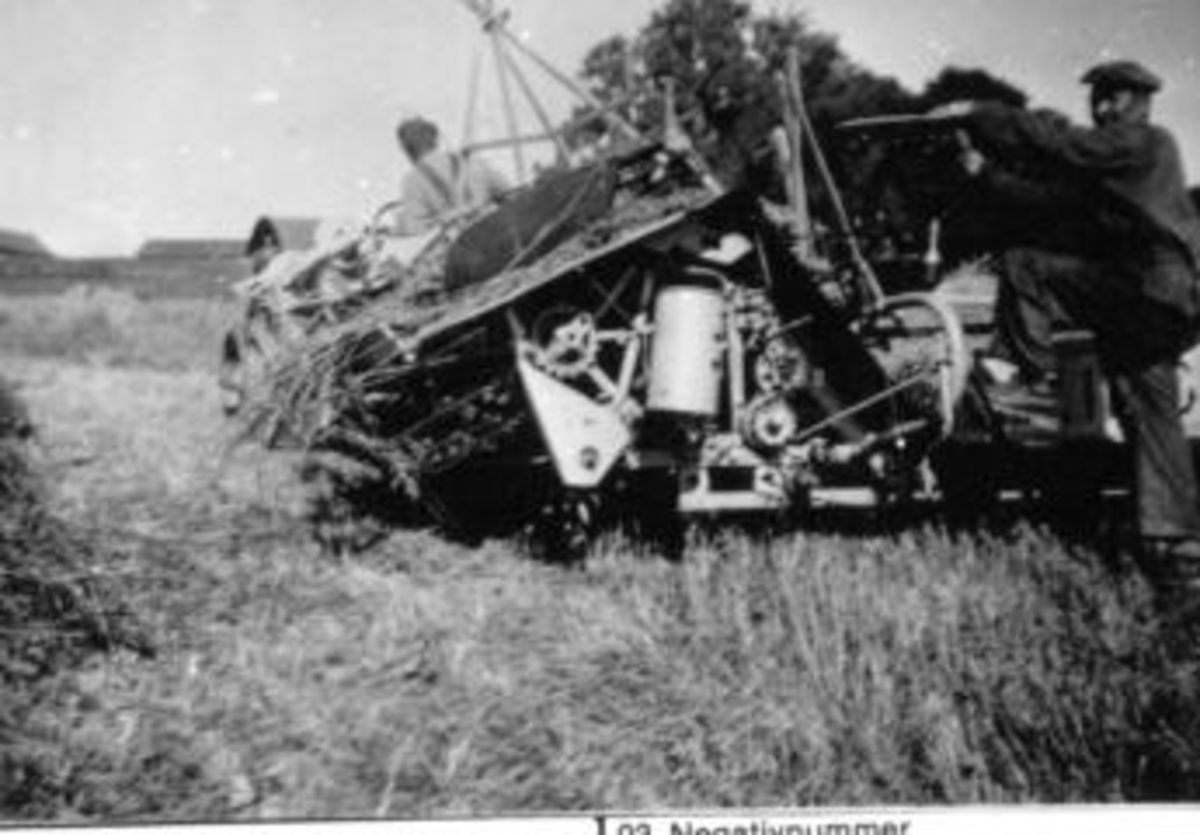 Anno Domkirkeodden, Skuronn på Kise mellom, Nes, Hedmark. Traktor med jernhjul og sjølbinder. Prøvekjøring "Viking" stavhaspel. Fra venstre er Even Arnt. Haugen, Kristian Rosenlund.