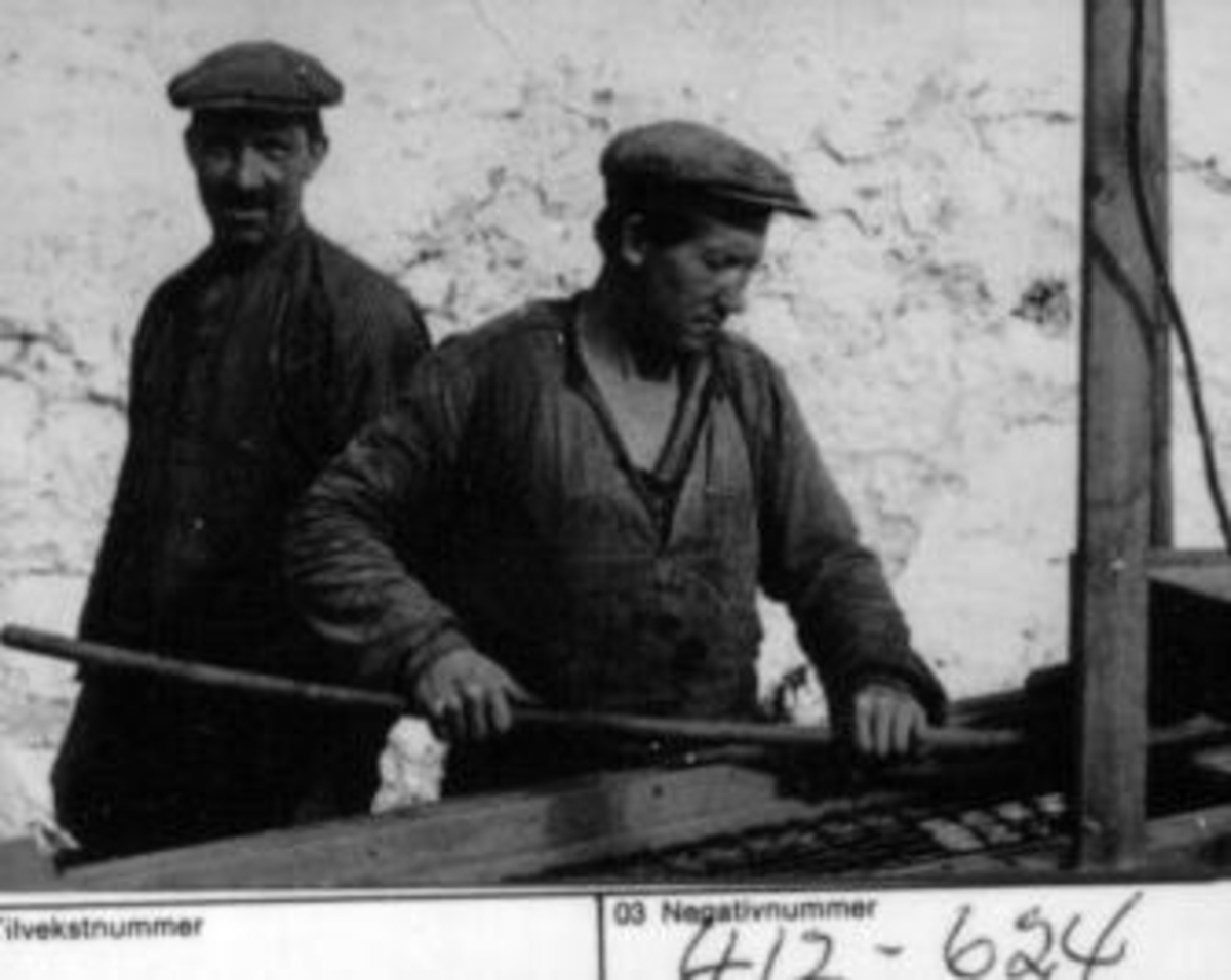 Anno Domkirkeodden, Potetsortering på Kise mellom, Nes, Hedmark. Fra venstre er Petter Lundstein (Kjella), Martin Rosenlund.