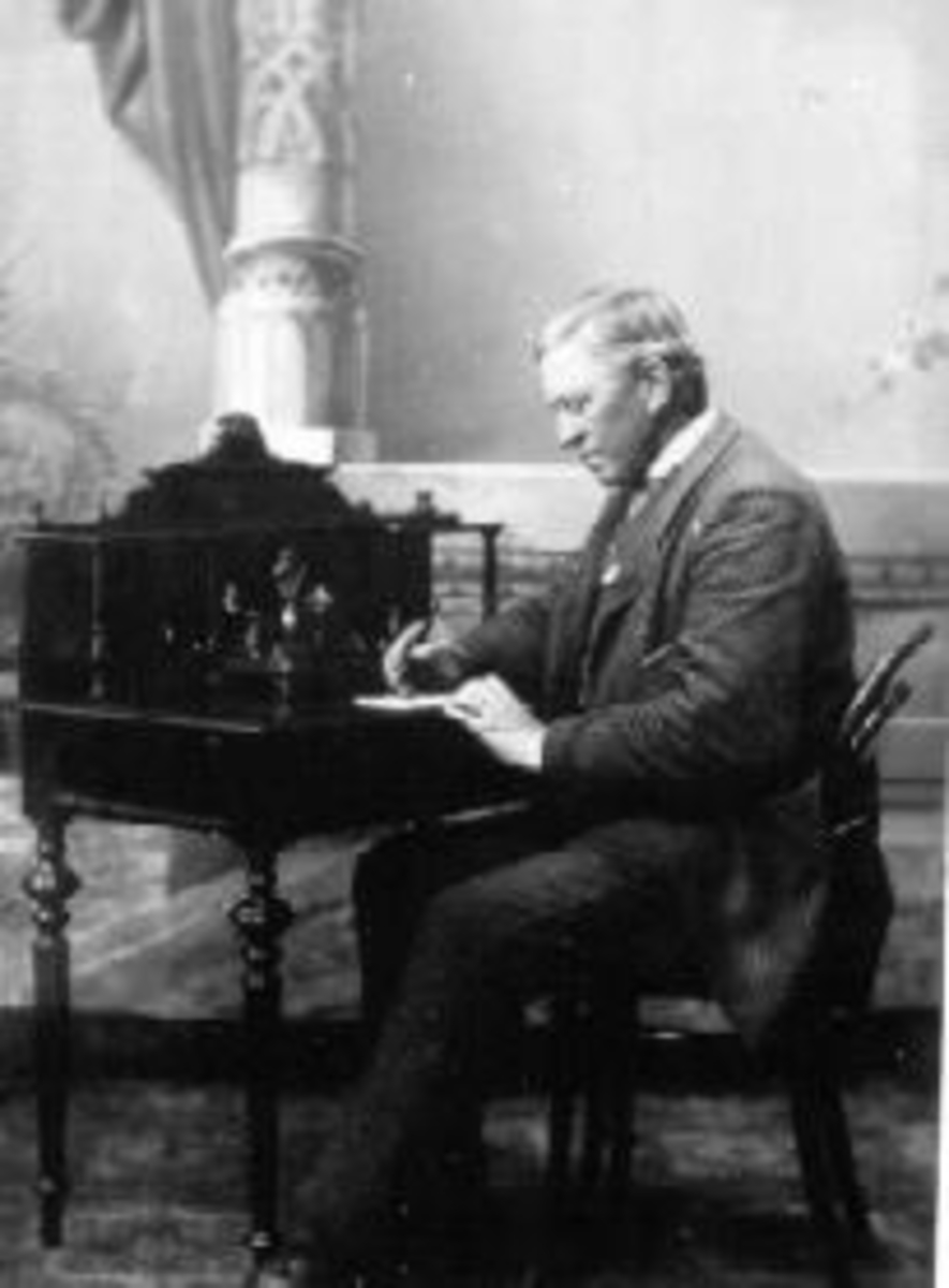 Anno Domkirkeodden, Even Arnt Gjestvang (1829-1927) fotografert i studio ved skrivepult. Revisor. Kise Østre, Nes, Hedmark.