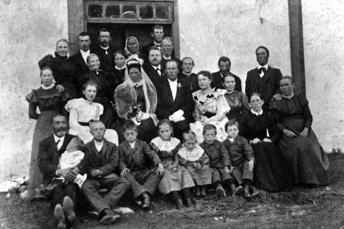 Anno Domkirkeodden, Bryllupsgjester samlet på Fjell. Brudeparet er Otilie Torsdatter Fjeld (1855-1927) og Kristian Andersen Bratberg (1860-1932). Alle barna på Nedre Maurud foran. Karen på 2 år sitter på farens fang.