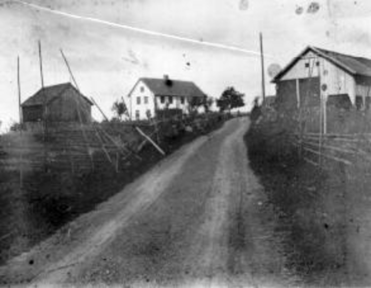 Anno Domkirkeodden, Hovedvegen rundt Helgøya går over tunet på Fjell gård.