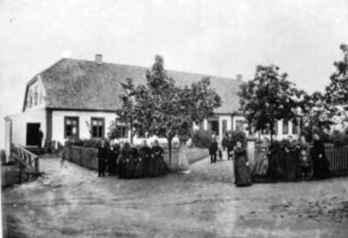 Anno Domkirkeodden, Eksteriør, hovedbygning, Grefsheim, Nes, Hedmark. Mange personer oppstillt. Nummer to fra høyre er Johan E. Mellby.