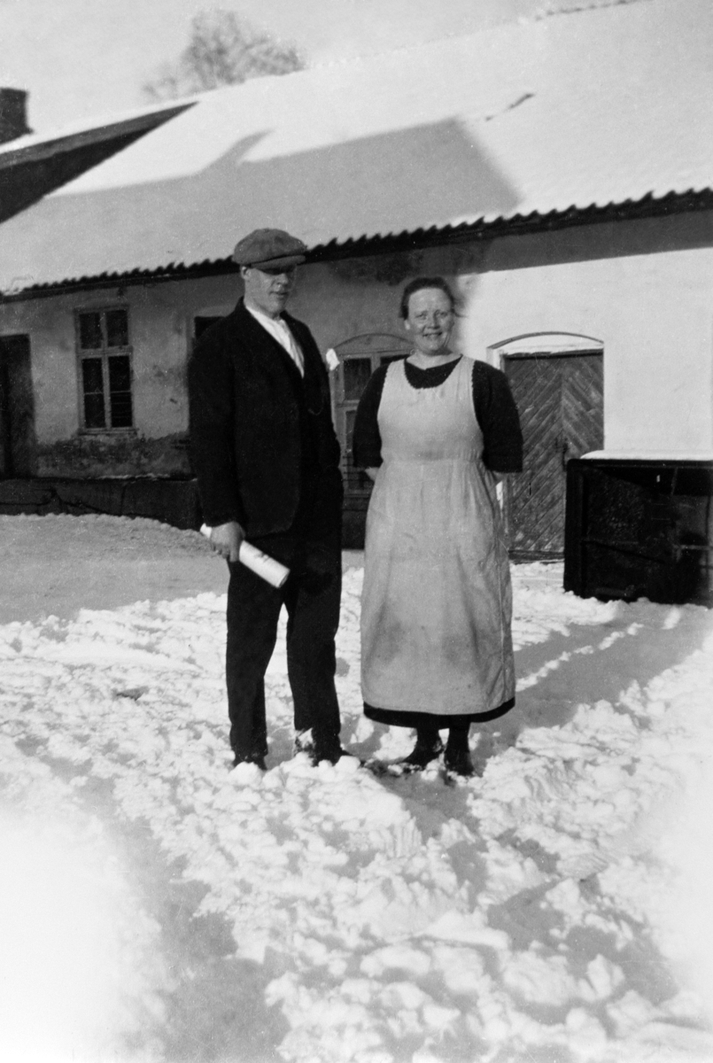 Anno Domkirkeodden, Meieribestyrer Jortveit med hustru foran Gaupen Meieri, Ringsaker.