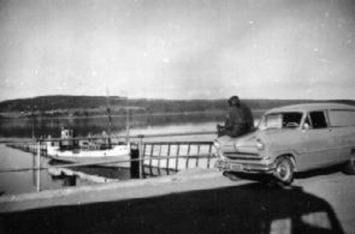 Anno Domkirkeodden, Mjøsbåten M.S Kvikk ved Gjøvik brygge etter ombyggingen i 1953. Varebil på brygga. Ford Taunus 15M med nummer E-23265. Ca.1955-56.