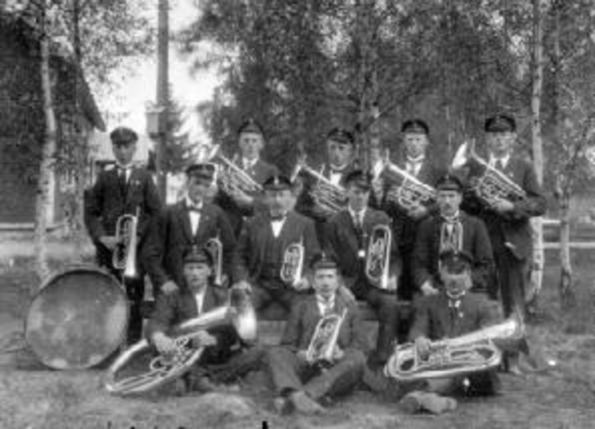 Anno Domkirkeodden, Tolv musikere med blåseinstrumenter og tromme. Stavsjø Musikkforening ved Folkets Hus, Stavsjø, Hedmark, 17. mai. Bak fra venstre er Einar Monsbakken, Gunnar Øvern, Gudbrand Øvern, Einar Ihle, Nils Sørbo. I midten fra venstre er Martin Oudenstad, Bernhard Ihle, Berndorf Stalsberg, Anders Berntsen. …