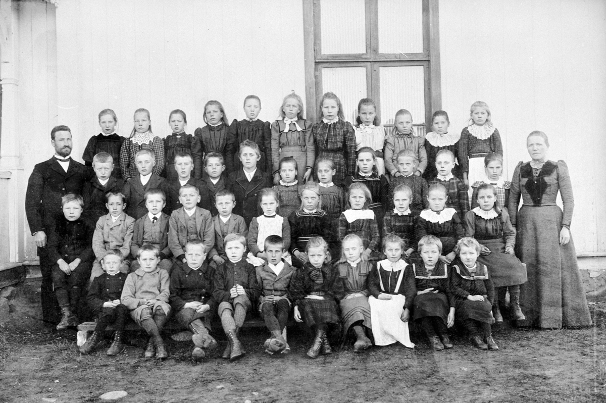 Anno Domkirkeodden, Stor gruppe skoleelever oppstillt utenfor Kirkekretsen skole, Veldre, Ringsaker. Lærere er Oline Rud og Torstein O. Kolsgård.
