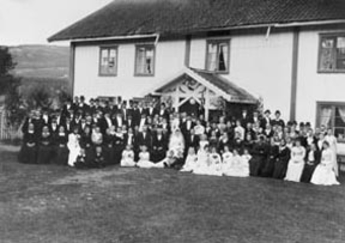 Anno Domkirkeodden, Stort bryllup på Granerud gård, Veldre. Brudepar i midten med prest, Reinert Svendsen. Mye gjester.