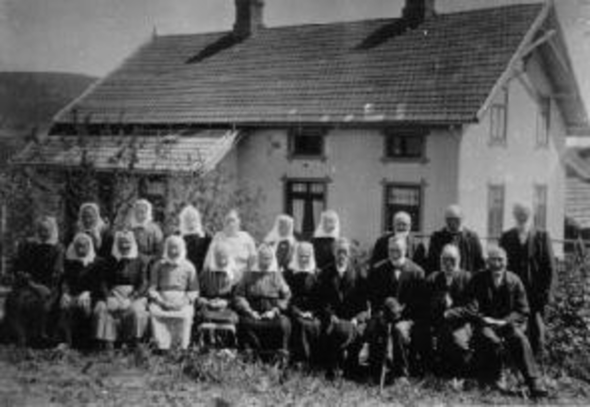 Anno Domkirkeodden, Eksteriør, Veldre gamlehjem, Byflaten, gruppe eldre utenfor gamlehjemmet. Fagertun under Koss.