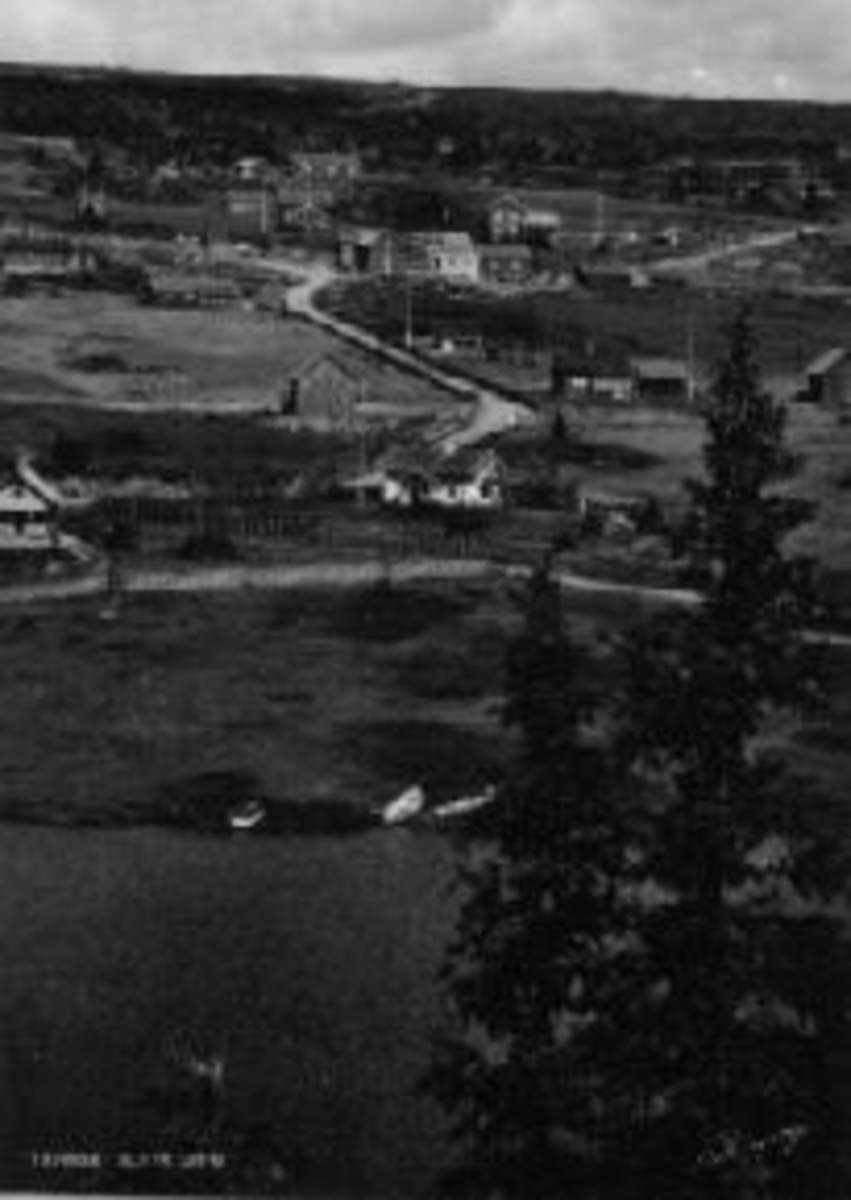 Anno Domkirkeodden, Oversikt over Sjusjøen, sommerlandskap med hyttebebyggelse. Graaten.