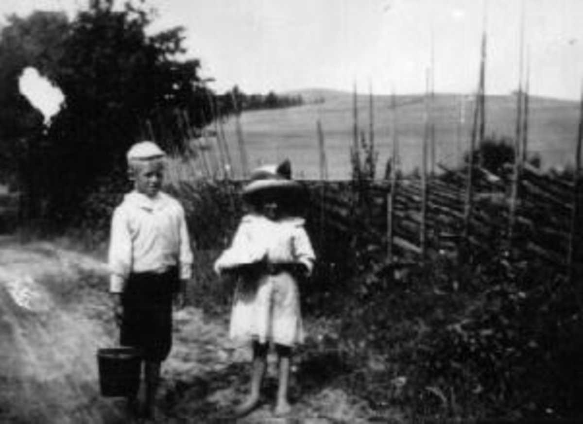 Anno Domkirkeodden, Søsknene Einar og Kristine Bækken på veg til "kræmmeren". Skigard etter vegen.