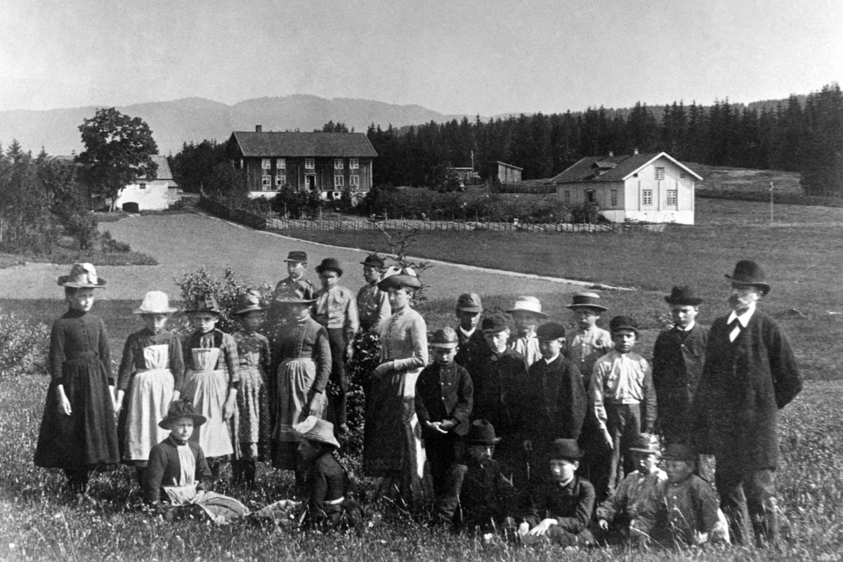Anno Domkirkeodden, Stor gruppe elver og lærere fra Skarpno skole. I bakgrunnen Skarpno skole og Skarpsno klokkergard.