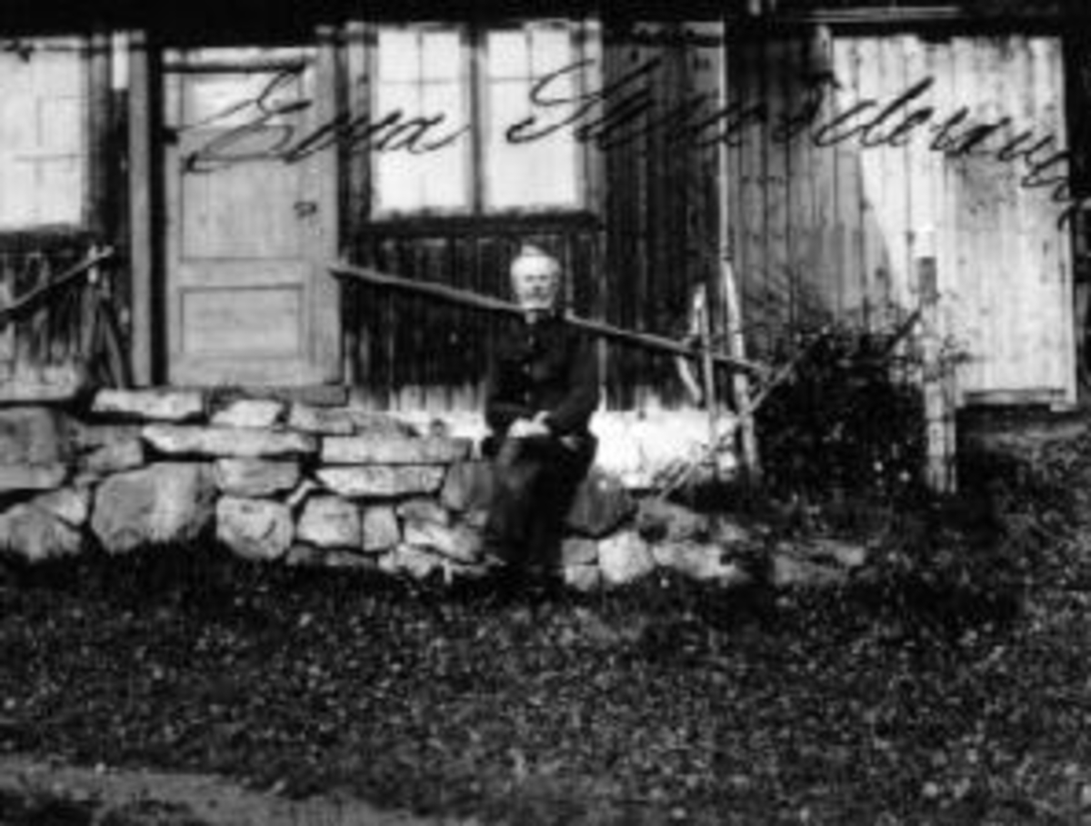 Anno Domkirkeodden, Even Skreddersveen (1850-1929) foran eldre bolig i Ringsaker.