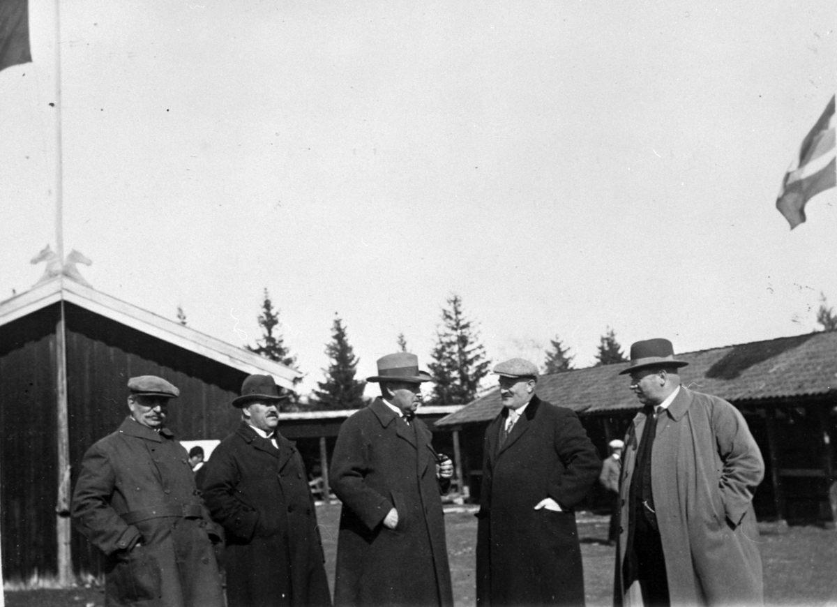 Anno Domkirkeodden, Fem menn fra Ringsaker i samtale på hesteutstilling, Lillehammer. Hestekarer f.v. Inspektør Ole Platou, Axel Krogvig, Olaf Nøkleby, Anders Opsal, Einar Narud.