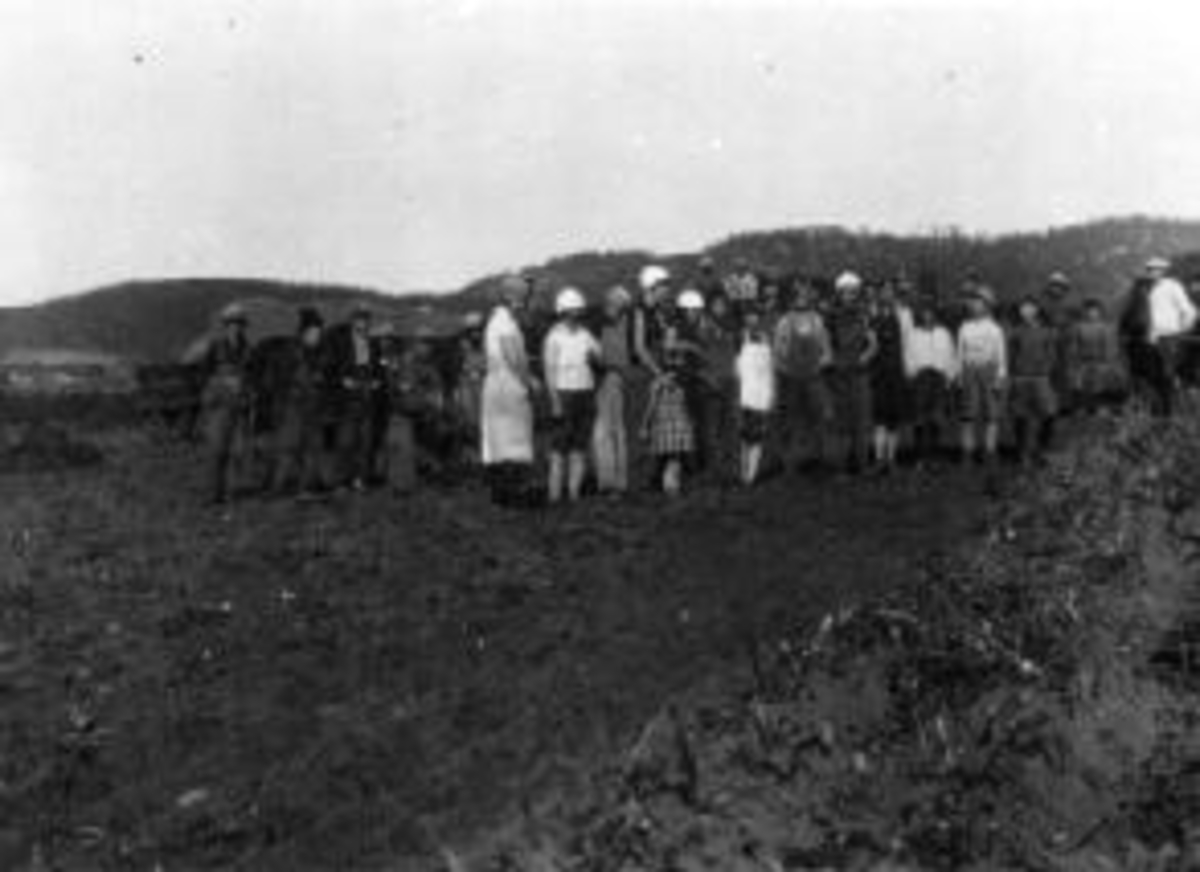 Anno Domkirkeodden, Potetonn på Sveinhaug gård, Ringsaker. Arbeidsfolk oppstillt.