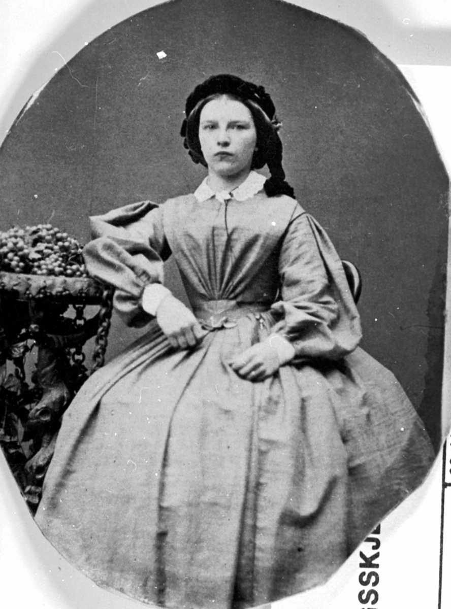 Anno Domkirkeodden, Portrett av Karen Hansdatter Bjørge født 1844, Dehli.