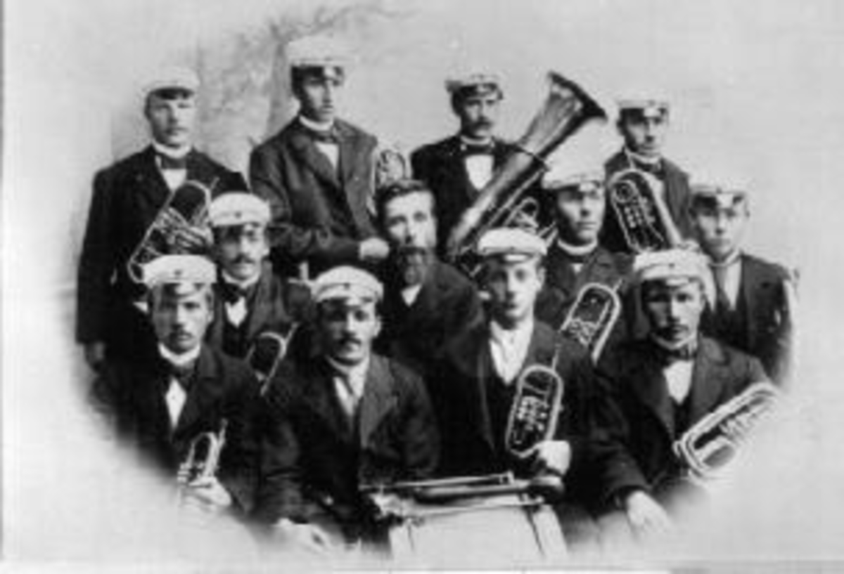 Anno Domkirkeodden, Musikkorps med messingblåsere og trommer. Nes Musikkforening, Nes, Hedmark. Første rad fra venstre er Gustav Thorud, Torger Gaalaas, Ole Lie, Ole j. Huuse. Andre rad fra venstre er Anders Gaalaas, dirigent O.G. Hansen, Bernhard Nyhus, Morten Hansen (sønn av dirigenten). Tredje rad fra venstre er Da…