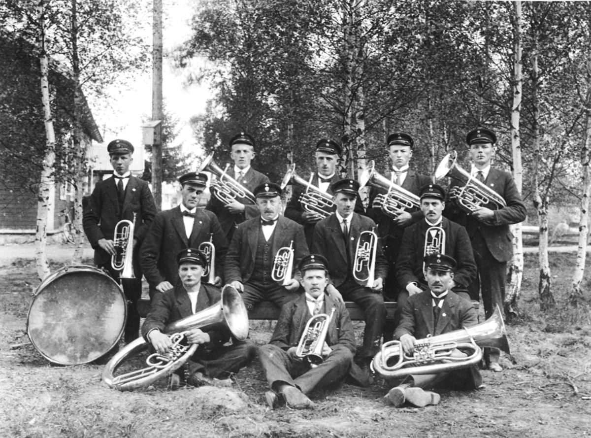 Anno Domkirkeodden, Tolv musikere med blåseinstrumenter og tromme. Stavsjø Musikkforening ved Folkets Hus, Stavsjø, Hedmark, 17. mai. Bak fra venstre er Einar Monsbakken, Gunnar Øvern, Gudbrand Øvern, Einar Ihle, Nils Sørbo. I midten fra venstre er Martin Oudenstad, Bernhard Ihle, Berndorf Stalsberg, Anders Berntsen. …