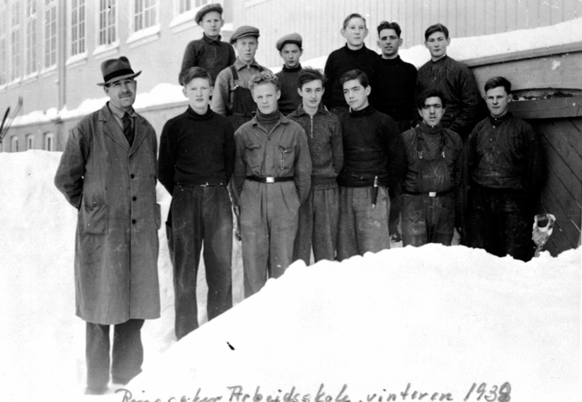 Anno Domkirkeodden, Elever og lære ved Ringsaker arbeidsskole, Ringsaker Folkehøgskole. Rekke en fra venstre er Kr. Evenstad, Jarle Tranget, Asbjørn Syversen, Trygve Torgersen, Gunnar Dulsrud, Olaf Olsen, Arne Haave. Rekke to er Ingmar Fauchal, Jarle Fauskerud, Jarle Stensby, Arne Bue, Jarle Bye, Ole Medlien.