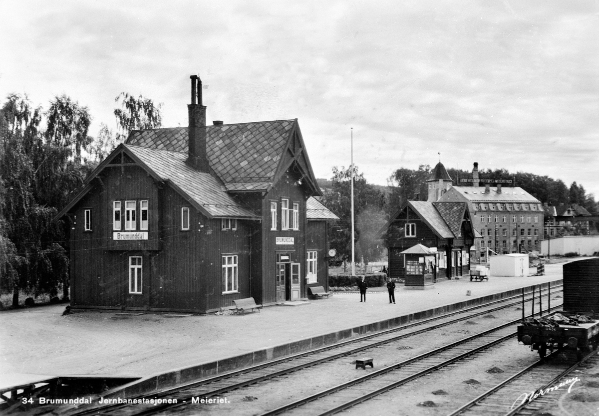 Anno Domkirkeodden, Brumunddal Jernbanestasjon, Helmer Huseby's meieri i bakgrunnen.