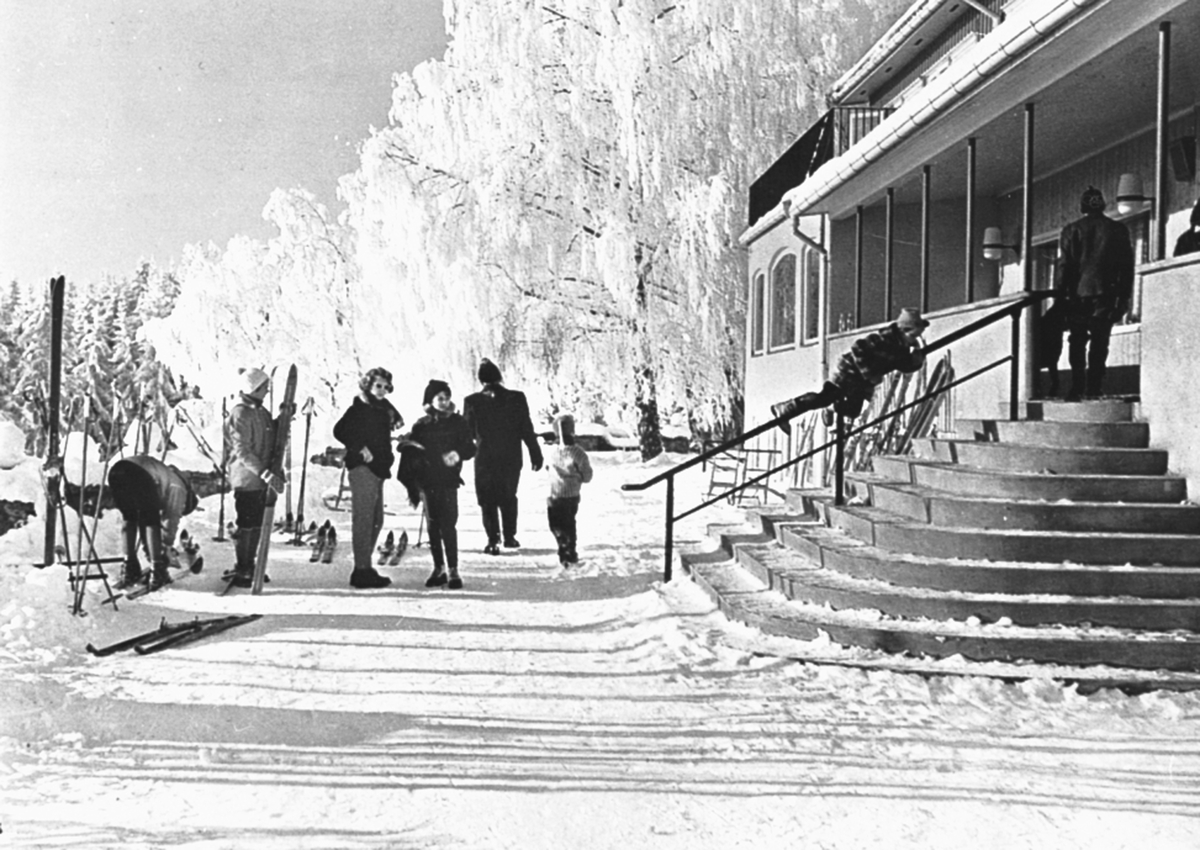 Anno Domkirkeodden, Alhaug, Hedmarktoppen, vinter, gjester på ski til kafeen. Furnes.