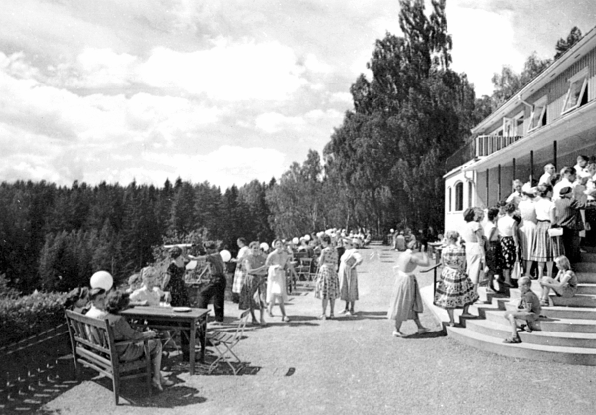 Anno Domkirkeodden, Terassen på Hedmarktoppen kafeteria, Alhaug, Furnes. Benker, bord,gjester.