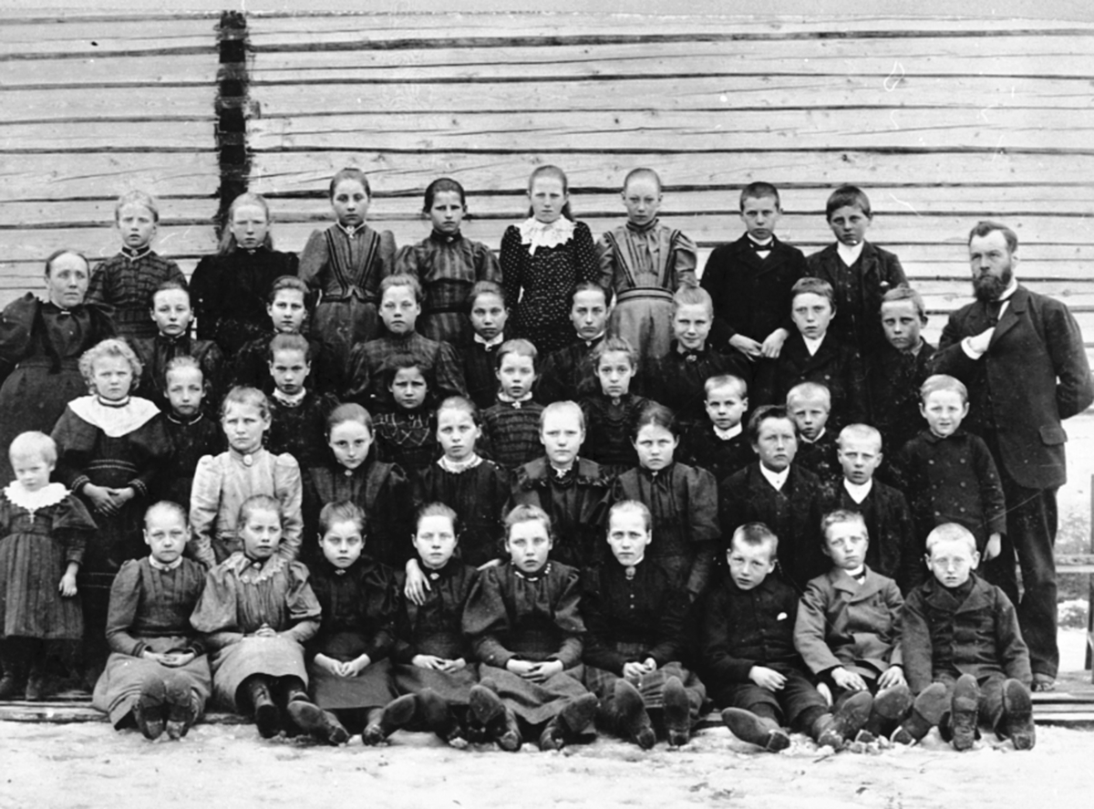 Anno Domkirkeodden, Elever og lærere ved Fagerlund skole, Brumunddal. Lærer Anders Hogstad til høyre.