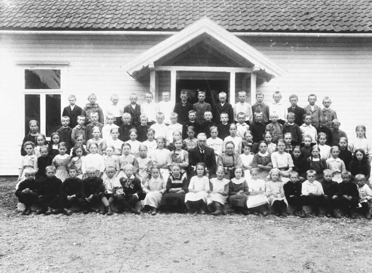 Anno Domkirkeodden, Elever og lærere ved Fagerlund skole, Brumunddal. Lærere er Lise Glestad og Anders Hogstad.