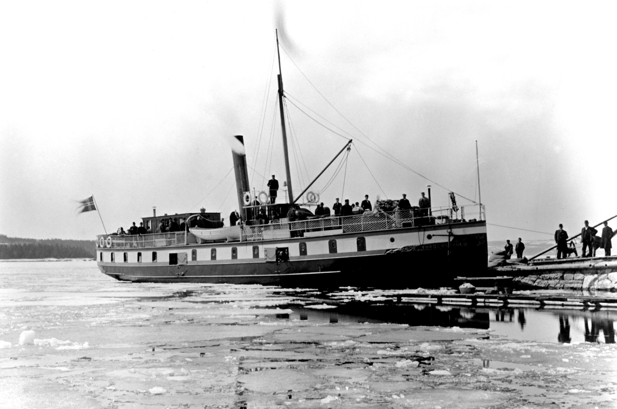 Anno Domkirkeodden, Mjøsbåten D. S. Tordenskjold, bygget i 1876 av Nidelvens mekaniske verksted for Oplandske dampskibsselskab, her ved Nes brygge, passasjerer.
