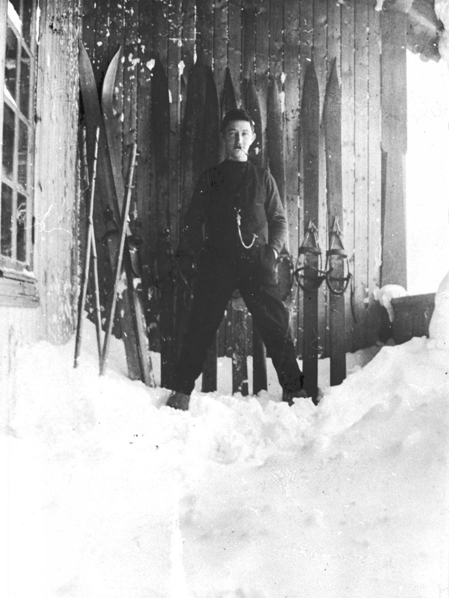 Anno Domkirkeodden, Mann på veranda. Ski, staver. Påskeferie på Nordseter, Ringsakerfjellet.