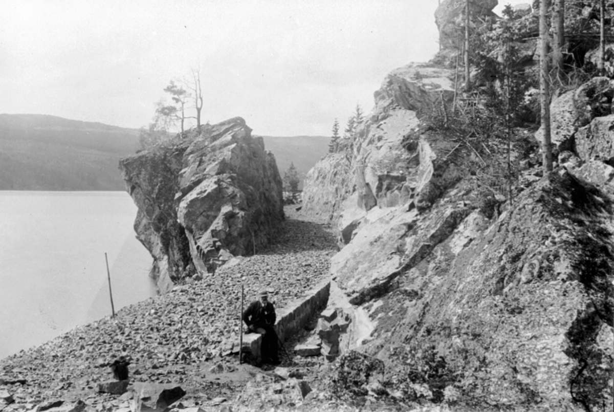 Anno Domkirkeodden, Jernbaneutbygging, anleggsarbeid, fra skjæringen til jernbanespor, sprengt gjennom fjellet, før jernbaneskinner ble lagt, ved Berg gård, Brøttum, Ringsaker.