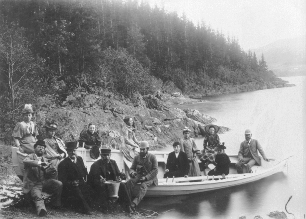 Anno Domkirkeodden, Jernbaneutbygging. Gruppe voksne på båttur, jernbanefolk, sammen med folk fra Berg gård, Brøttum, Ringsaker. Helgeberget.