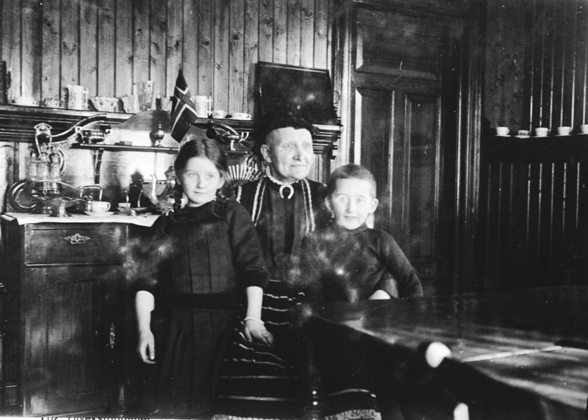Anno Domkirkeodden, Interiør, spisestue, Granerud gård, Brumunddal. Lilly Bjerke f.1905, bestemor Otilia Bjerke f.1857 , Leif Bjerke f.1907.