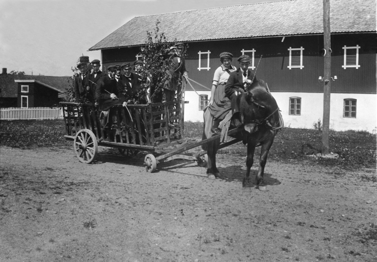 Anno Domkirkeodden, Mange rødruss på russefest. Høyvogn trukket av hest på Granerud, Brumunddal.