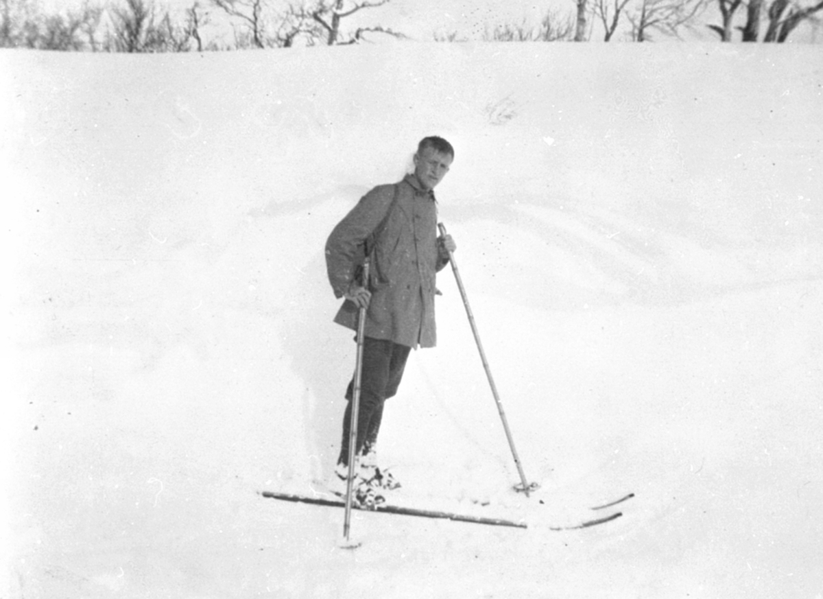 Anno Domkirkeodden, Mann på ski. Familien Løken, Brumunddal, påskeferie.