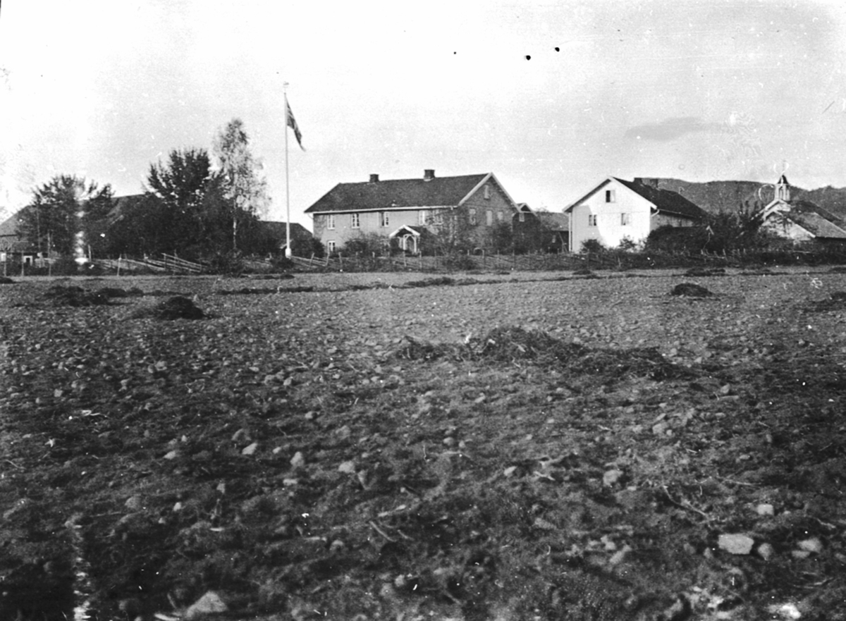 Anno Domkirkeodden, Eksteriør, Granerud gård, Brumunddal. Møkkhauger på jordet.