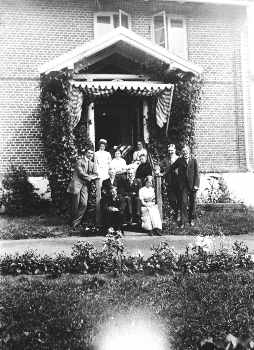 Anno Domkirkeodden, Eksteriør, teglsteinsbygning, doktor Karl Løkens hus på Granerud gård, Brumunddal. Gruppe personer foran inngangen.