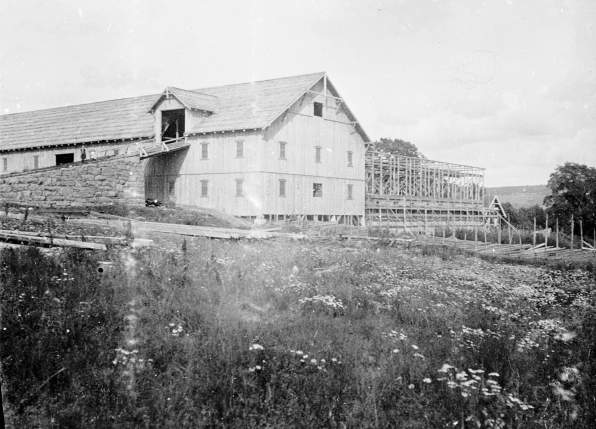 Anno Domkirkeodden, Eksteriør, låve. Ny låve under bygging på Flisaker gård, Veldre, Ringsaker.
