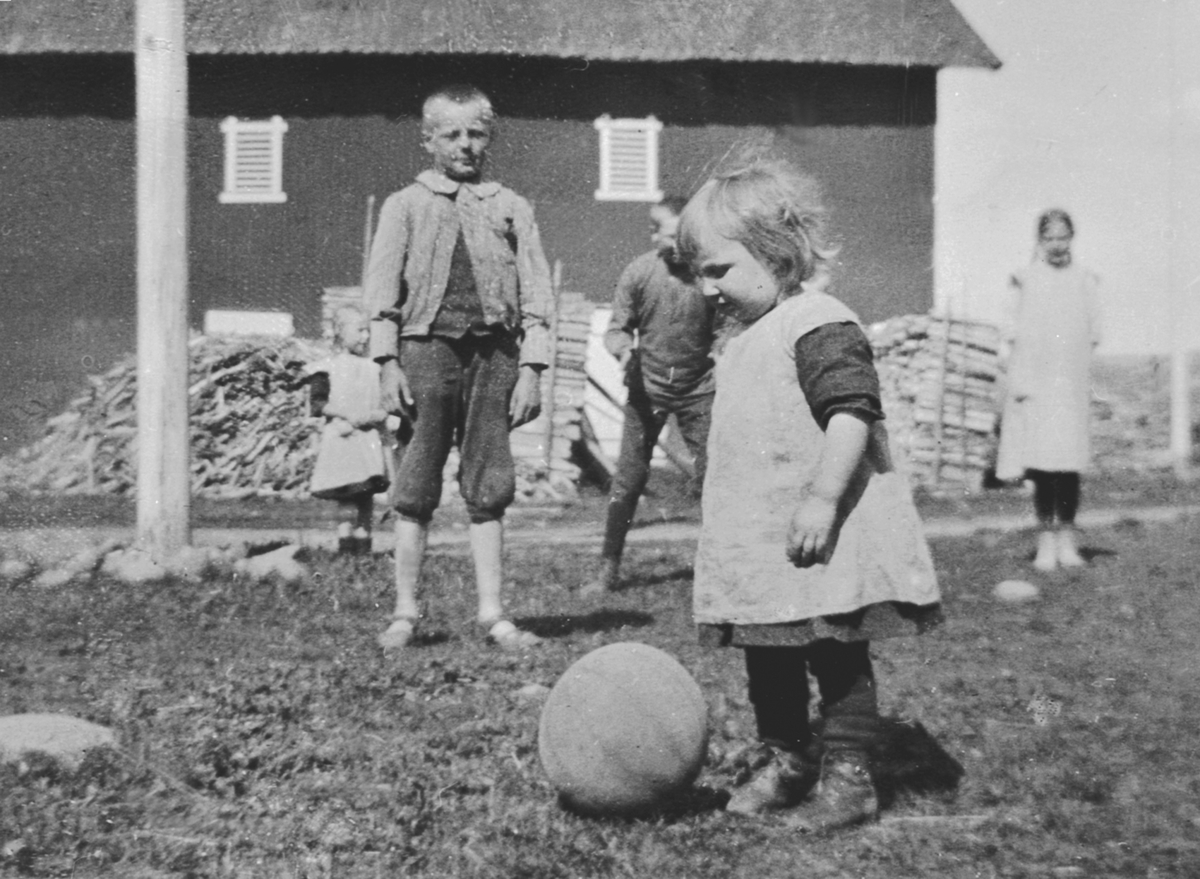Anno Domkirkeodden, Barn leker med ball på Granerud gård, Brumunddal.