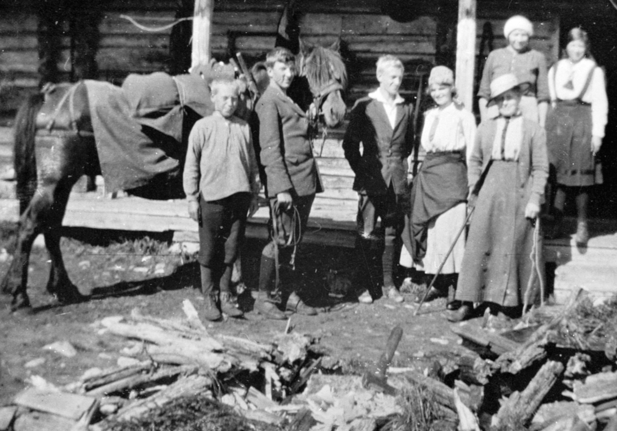 Anno Domkirkeodden, Gruppe voksne og barn foran størhuset på Skvaldra seter, Ringsakerfjellet.