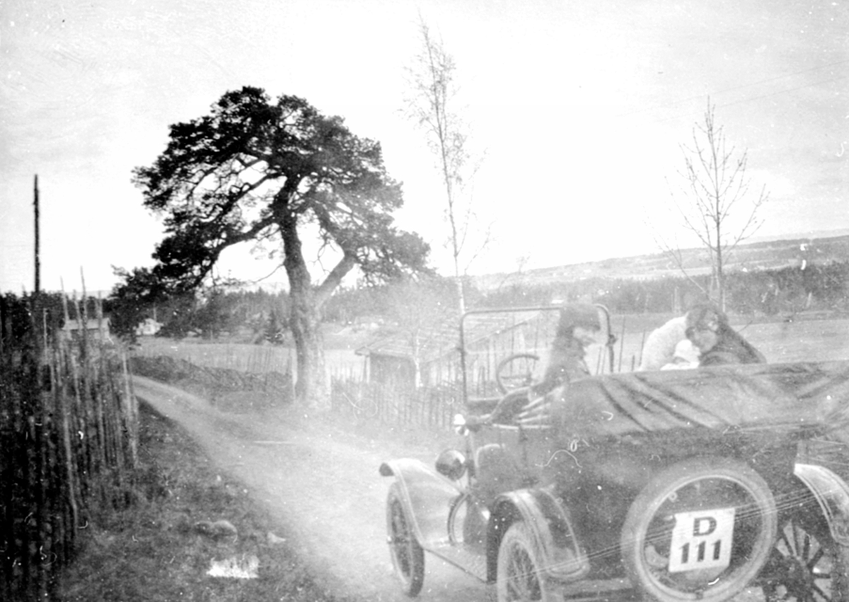 Anno Domkirkeodden, Biltur i Furnesåsen i en Ford T 1919-22 modell, familien Løken fra Granerud gård, Brumunddal. To damer i baksetet.