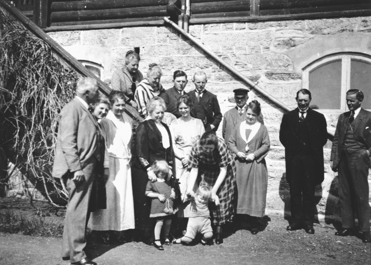 Anno Domkirkeodden, Familien til doktor Karl Løken i familieselskap på Stein gård, Ringsaker.