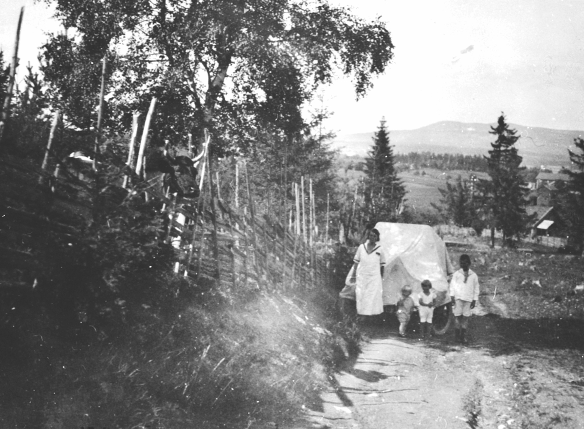 Anno Domkirkeodden, Familien til tannlege Karl Løken på biltur i Furnes, Ringsaker. Bilen er en Ford T, 1919-22 modell, D-111. Presenning over bilen.
