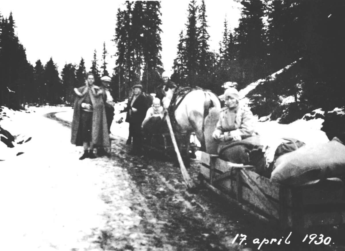 Anno Domkirkeodden, Påsketur med hest og slede til Bjønnåsen. Familien Løken fra Brumunddal.