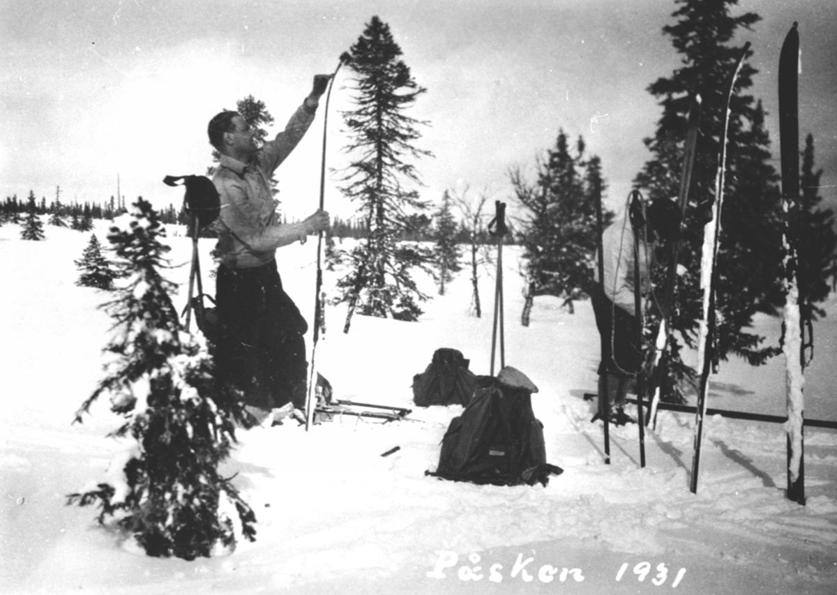Anno Domkirkeodden, Påskeferie på Bjønnåsen, to menn smører ski. Egil ? og Bjørnerud.