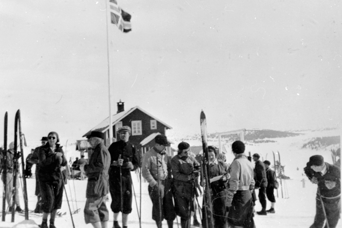 Anno Domkirkeodden, Det første birbeinerrennet den 20.3.1932. Her på Sjusjøen, Ringsaker med mye folk. Fra venstre er tre ukjente, Øivind Berg, fru lærer Holter, Gunvor Ås Rønning, med ryggen til er Liv Stousland.